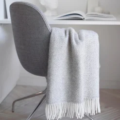 New Røros Tweed KATTEFOT Throw, light grey